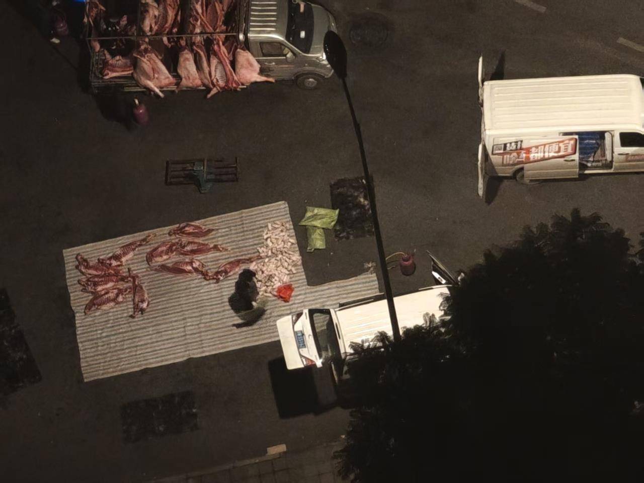 皇冠信用網怎么租
_成都街头凌晨惊现“流动猪肉摊”皇冠信用網怎么租
,一群人在路边地上剁猪肉为摊贩供货,当地回应