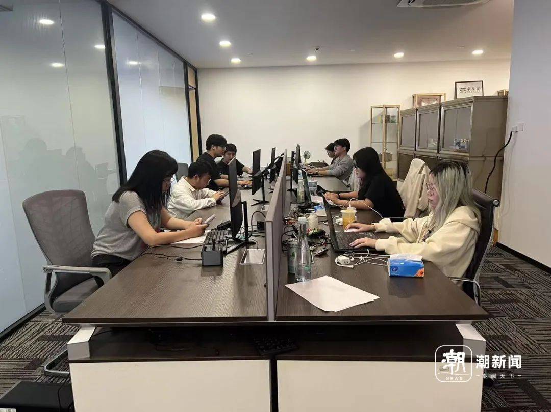 皇冠足球平台代理
_真的有人付费上班!“假装上班”公司:1人1天收30元皇冠足球平台代理
,2个月40人来上班