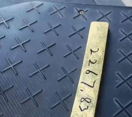 冰岛超级联赛_深圳市民捡到2267.83克巨型金条冰岛超级联赛,已交还失主!网友:巧克力我都不敢买这么大的