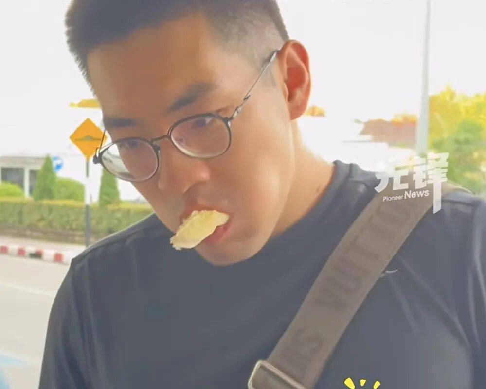 皇冠信用盘结算日_一家五口登机前30分钟狂吃11斤榴莲皇冠信用盘结算日,当事人:这辈子都不想再听到榴莲两个字了