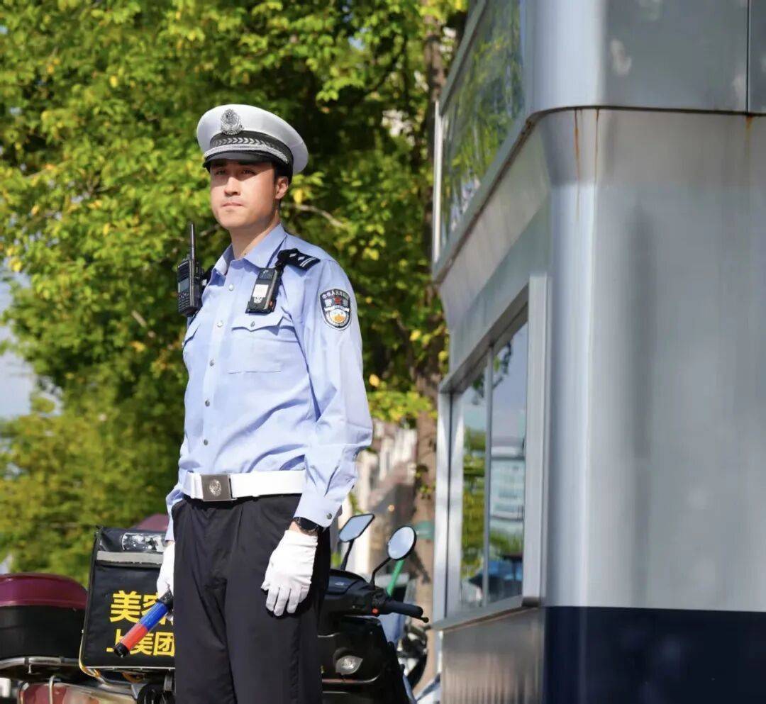 皇冠代理登录地址_杭州1米99“大长腿”交警火出圈皇冠代理登录地址,本人回应:不要关注我,这群人更了不起