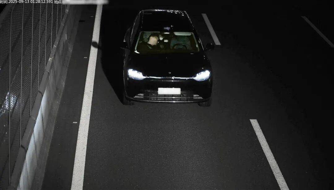 信用网皇冠申请注册_【以案普法】男子酒后躺在副驾驶睡觉信用网皇冠申请注册,用“智驾神器”开车20分钟!法院判了