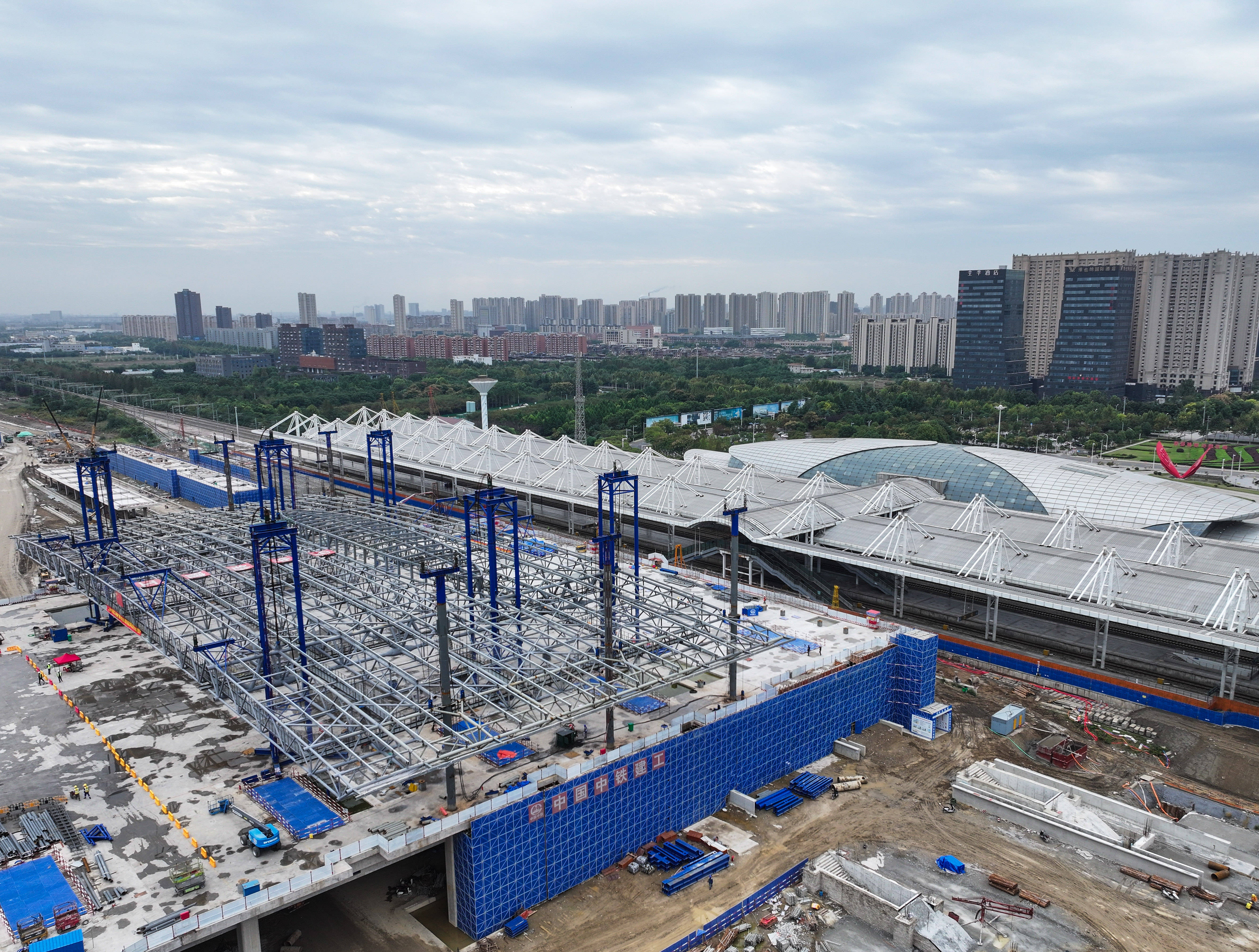 皇冠信用网会员账号_新建上海至南京至合肥高铁南通站高架站房钢结构顺利提升